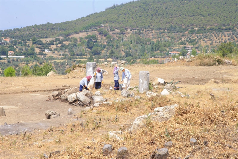 <p>Demir, arkeolojik sit alanlarn blge insannn sahiplenmesi ve bu konuda bilinlenmesi ynnde de bir yol izlediklerini ifade etti.</p>