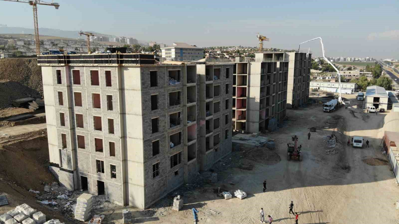 <p><b>'VATANDAŞLARIMIZA DAHA İYİ BİR YAŞAM SAĞLAMAK İÇİN ÇABALIYORUZ, MÜCADELE EDİYORUZ'</b><br></p><p><b><br></b></p><p>Kırıkhan'da yürütülen TOKİ çalışmaları hakkında bilgi veren yüklenici firma sorumlusu Kazım Taşkesen, 'Kırıkhan'da 830 adet konutun inşasına Mayıs ayında başladık biz. Vatandaşlarımıza daha iyi bir yaşam sağlamak için çabalıyoruz, mücadele ediyoruz. </p>