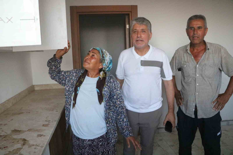 <p>Yaklaşık 3 bin binanın da mayıs ayı gibi bitmesini biz bekliyoruz. Tabii bunun yanında diğer ihalesi yapılan projelendirilen, yerinde dönüşümlerle beraber de konutlar çok kısa bir süre içerisinde yükselecek. Şehrimiz yok oldu, yaklaşık otuz iki binin üzerinde bağımsız bölümümüz şu an bizim yok. Ama ben şuna inanıyorum. Çok kısa bir süre içerisinde çok daha güçlü bir şekilde modern, yaşanılabilir bir Kırıkhan hep beraber kucaklayacağız' dedi.</p>