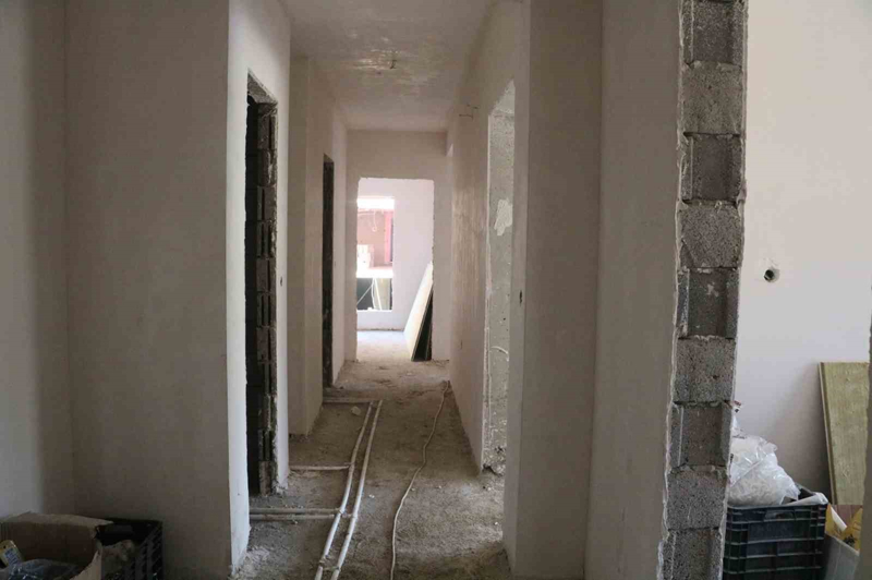 <p>Biz 9 ay gibi veya bir 8 ay gibi kısa bir süre içerisinde ciddi bir ev sayısını ve hemşehrilerimizin ihtiyaçlarını giderecek noktada üç artı bir şeklinde teslim edilecek. Geri kalan inşaatlarımız da süratle devam ediyor, sizlerin de gördüğü gibi. Zannediyorum kademe kademe her ay konut teslimatları yapılacak.</p>