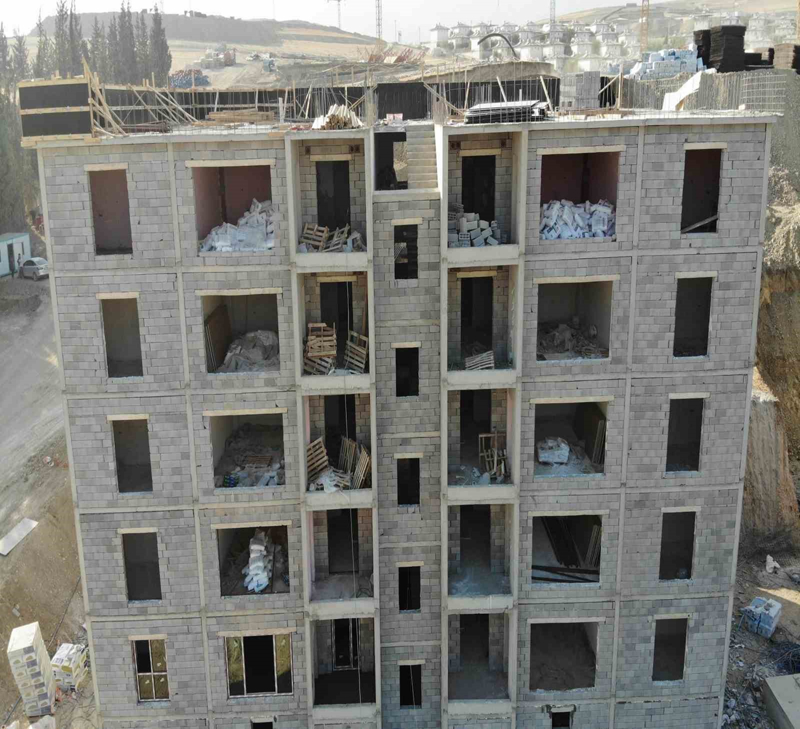 <p><b>'KADEME KADEME HER AY KONUT TESLİMATLARI YAPILACAK'</b><br></p><p><b><br></b></p><p>Kırıkhan Belediye Başkanı Ayhan Yavuz, konutların bir kısmının yıl sonunda teslim edileceğine dikkat çekerek 'Şu an TOKİ konutları dediğimiz Kırıkhan merkezde yaklaşık 2 bin 800 civarında ihalesi yapılan ve süratle devam eden evlerimiz var. Ocak ayına gelmeden yani Aralık ayının içerisinde Allah nasip ederse ciddi bir kısmının kurallarını hep beraber çekeceğiz.</p>