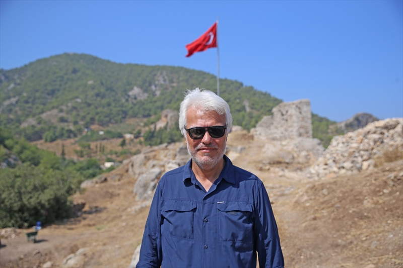 <p>Pektaş, çalışmalar sırasında çoğunluğu Fatih Sultan Mehmet dönemine ait gümüş sikkeler bulunduğunu, bu parçaların tarihleme için kendilerine kaynak olduğunu kaydetti.</p><p>Kaledeki çalışmaların ekim sonuna kadar süreceğini belirten Pektaş, 'Üst kısımda daha çok erken Osmanlı döneminde ait veriler ortaya çıkarken aşağı kısımda Helenistik ve Roma dönemi kalıntılar elimize geçti. Ortaya çıkarılan yolun kazısının tamamlanmasıyla surların orta çıkarılması hedeflenmekte. Burası savunma yapısı farklı dönemlere, ihtiyaçlara göre şekilleniş duvar ve burçlardan meydana geliyor.' diye konuştu.</p>