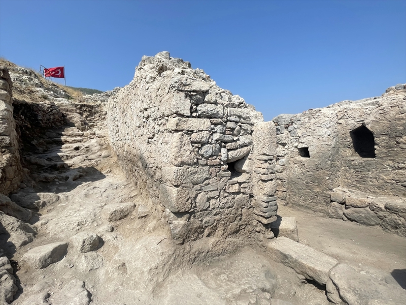 <p><b>- 'Çok güzel manzarası var'</b></p><p>Ortaya çıkarılan tiyatronun ana kayaya yaslandığını ve oturma basamaklarının doğrudan Fethiye Körfezi'ne baktığını anlatan Pektaş, 'Çok güzel bir manzarası var. Sahne denizin bulunduğu noktada. İnsanlar oturup seyrettiğinde manzarayla beraber sahneyi de takip edebiliyor. Dolayısıyla bulunduğu alana hakim çok güzel manzara sunan bir noktada. Çalışmalar büyük orada tamamlandığında önümüzdeki yılarda yapılacak restorasyon çalışmasıyla Fethiye, kullanım amaçlı ikinci bir tiyatroya da kavuşmuş olacak.' ifadelerini kullandı.</p>