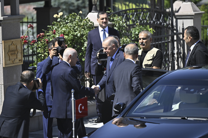 <p>Devlet Bahçeli, görüşme sonrası Erdoğan'ı konutun kapısından uğurladı.</p>