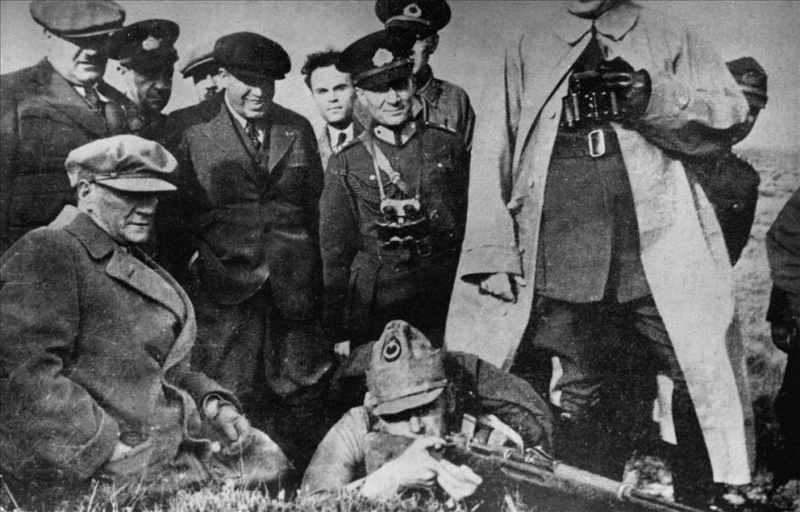 <p>'Bamszl iin cann veren, hrriyeti iin terini aktan tm kahramanlarmz saygyla anyor, 30 Austos Zafer Bayram'n coku ierisinde kutluyoruz.'</p>