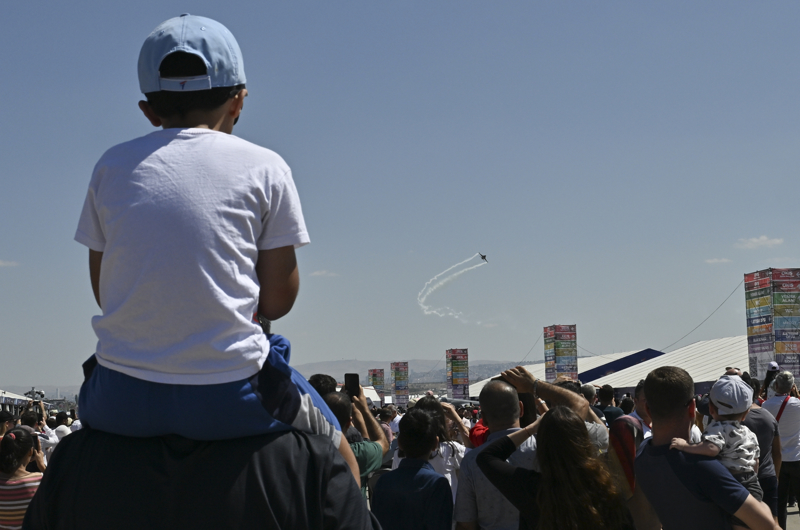 <p>SoloTürk'ün gösterisini izleyen Eren Kavuştur, 'Her tarafta Türkiye'nin teknolojilerini rahatça görebiliyoruz. İnsanlarımız, buradaki çalışanlar gayet hoşlar. Her zamanki gibi başarılarını konuşturdular. Hiç çekinmeden görevlerini layığıyla yerine getirdiler. Emre Yarbay'ımıza çok teşekkür ederim bizlere böyle güzel gösteri izlettiği için' ifadelerini kullandı.</p>