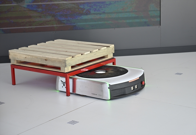 <p>Robotun, özellikle personel verimliliğini artırdığını vurgulayan Develioğlu, 'Geliştirdiğimiz ürün, personelimizin yürümekten bağımsız olarak verimli çalışmasını sağlıyor. İnternetten bir sipariş gerçekleştiğinde otomatik olarak bu robotlar, ilgili ürünleri takım arkadaşımıza getirerek, ürünün hızlı bir biçimde toplanmasını, sipariş hazırlanmasını ve tüketiciyle buluşmasını sağlıyor.' değerlendirmesinde bulundu.</p>