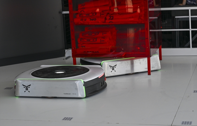 <p><strong>- 'GELECEKTE ÜLKEMİZİ TİCARİ ALANDA BAŞARILARA TAŞIYABİLECEK'</strong></p><p>Develioğlu, yerli ve milli imkanlarla geliştirdikleri lojistik robot TARQAN'ın depolama alanında sunduğu hizmette hız ve verimliliğe odaklandığını bildirdi.</p>