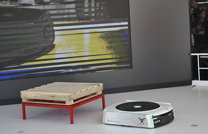 <p>Robotun Ankara'da üretildiğini ifade eden Develioğlu, firmanın İngiltere, Almanya ve ABD'de bulunan yerleşik depolarında da kullanıldığını, böylelikle hem Türkiye'de hem de dünyada ticaret yapan tüm firmalara önemli bir güç katacağını anlattı.</p><p>Develioğlu, teknoloji dünyasında geliştirilen bir ürüne çok farklı isimler koymanın mümkün olduğunu belirterek, 'Bu topraklardan çıkmış güçlü bir karakter olarak TARQAN, hepimizi globalde gururlandıracak.' dedi. (AA)</p>