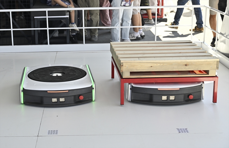 <p>Develioğlu, robotun 1 tona kadar ağırlık taşıyabilme kapasitesine sahip olduğu bilgisini vererek, şunları kaydetti:</p><p>'Bu e-ticaret dünyasında oldukça rekabetçi bir güç. Güçlü bir ülke yaratmak istiyorsak tabii ki savunma sanayisiyle beraber ticari alanda da güçlü olmamız gerekiyor. Ticarette güçlü olabilmek için de lojistik bu işin bel kemiği. Lojistik alanında stratejik teknolojilere sahip olmamız gerekiyor. Bu nedenle TARQAN gelecekte ülkemizi ticari alanda başarılara taşıyabilecek kıymetli bir ürün.'</p>