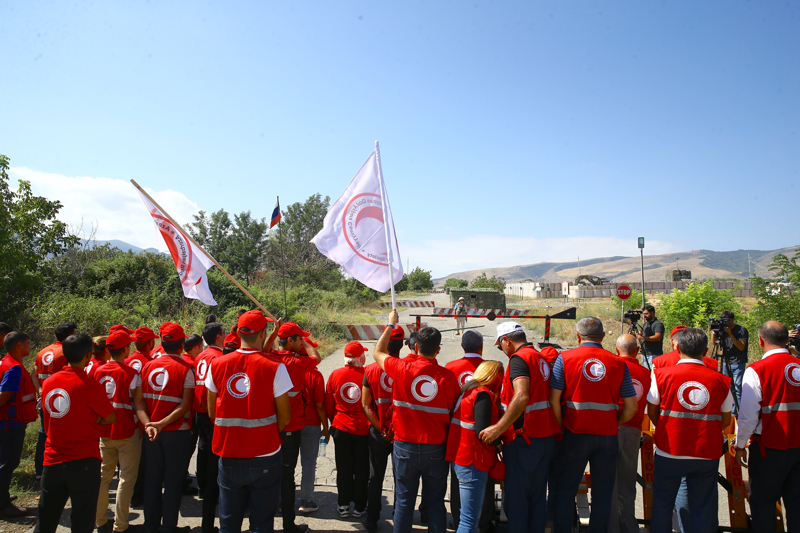 <p><b>- 'AZERBAYCAN'IN BU YÖNDEKİ ÇALIŞMA VE ÇABALARINI SONUNA KADAR DESTEKLİYORUZ'</b></p><p><b><br></b></p><p>Ziyarette yer alan Türkiye'nin Bakü Büyükelçisi Cahit Bağcı, Azerbaycan topraklarında yaşanan hadiselerin Azerbaycan'ın toprak bütünlüğü ve egemenlik hakları çerçevesinde ele alınması gerektiğini, Türkiye'nin yaklaşımının da bu yönde olduğunu anlattı.</p>