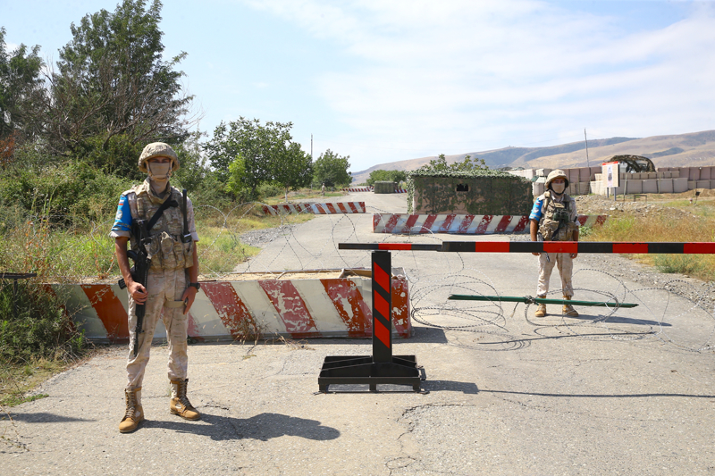 <p>Bağcı, 2. Karabağ Savaşı sonrasında üç yıldır barış sürecinin devam ettirildiğini hatırlatarak 'Türkiye, bu barış görüşmelerini de sonuna kadar desteklemektedir ve barış yolunda Ermenistan'la da normalleşme çabası içerisindedir. Üç yıldır yürüyen barış görüşmeleri sürecinde bir 'insani kriz' yaratma çabaları barışa katkı vermeyecektir, barış sürecini kesintiye uğratacaktır. Mesele eğer gıda ise ihtiyaç maddeleri ise Azerbaycan'ın kendi toprakları içerisinde sunduğu bir çözüm vardır. Eğer bir ihtiyaç söz konusuysa Azerbaycan Kızılayı bugün insani bir adım atarak tırlarla un getirmiştir. Azerbaycan'ın bu yöndeki çalışma ve çabalarını sonuna kadar destekliyoruz.' şeklinde konuştu.</p>