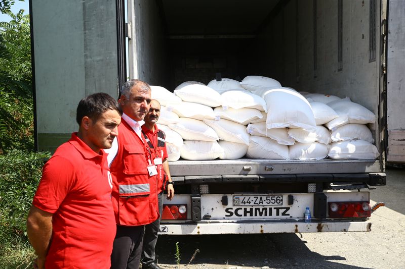 <p>Azerbaycan, Karabağ'da yaşayan Ermenilerin Ermenistan'a gidiş gelişlerde kullandıkları Laçın-Hankendi yoluna, sınır muhafızlarına Ermenistan'dan ateş açılması ve Uluslararası Kızılhaç Örgütü araçlarıyla kaçak eşya taşınmasını gerekçe göstererek bir süredir kısıtlama uyguluyor.</p>