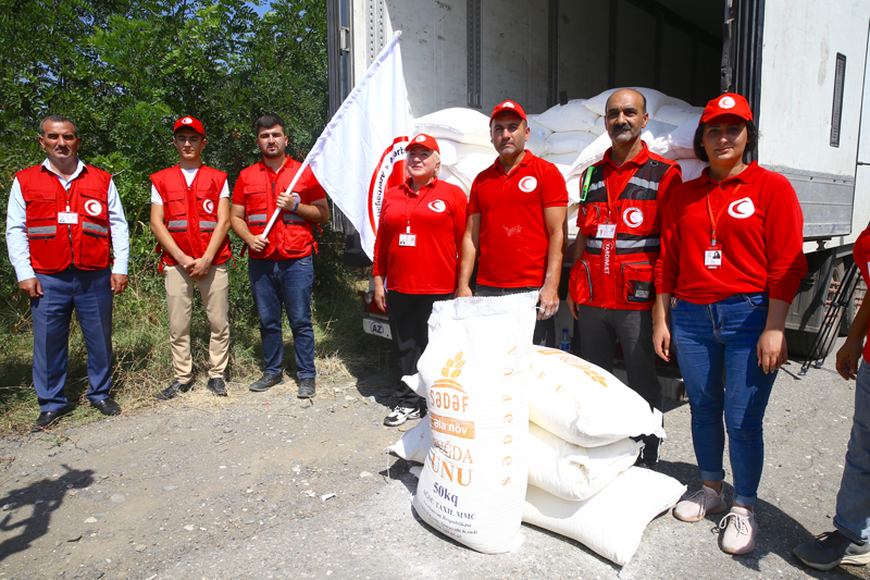 <p>Egemen olduğu topraklara kendisiyle daha önceden konuşulmayan sevkiyata müsaade etmeyeceğini belirten Bakü yönetimi, Karabağ'daki Ermeni nüfusa sevkiyatlar için Ağdam-Hankendi yolunu öneriyor.</p>