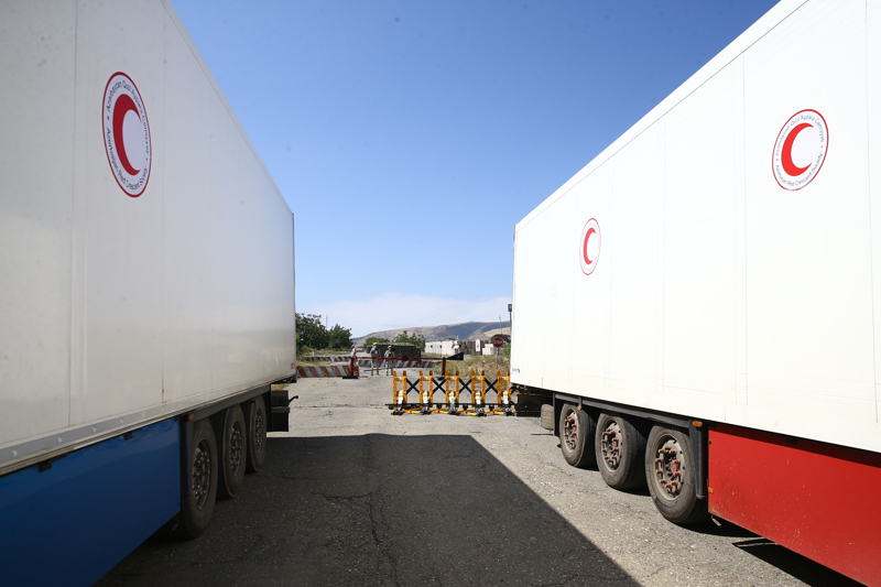 <p>Yolun kapalı olmasını gerekçe göstererek Karabağ'daki Ermeni nüfusun 'insani krizle yüz yüze kaldığını' iddia eden Ermenistan'ın gönderdiği tırlar, yaklaşık bir aydır sınırda bekletiliyor.</p>