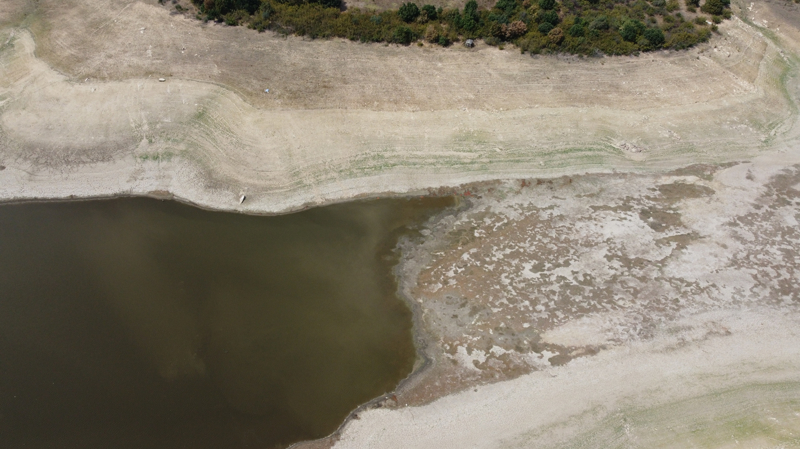 <p><b>- 'Yüzde 50'ye yakın verim kaybı yaşanıyor'</b></p><p>Uzun, göletten sulama yapılamaması nedeniyle ürünlerde verim kaybı yaşandığını aktardı.</p><p>Bugüne kadar hiç yaşamadıkları susuzluk sıkıntısını bu yıl yaşadıklarını anlatan Uzun, şunları kaydetti:</p><p>'Gölet 35 yıl önce kuruldu. Göletin kurulduğu zamandan bu yana böyle bir kuraklık görmedik. Mahsulümüzün birçoğu susuz kaldı. Mecburen bir kısmını erken biçmek zorunda kaldık. Sezon başında gölette su varken üreticilerimiz tarlalarını suladı. Ancak kuraklık nedeniyle bugünlerde sulama yapılamıyor. Üreticilerimizden ricam vahşi sulamayı bırakıp tasarruf sağlayan damlama sulamaya geçmeleri.</p><p>Özellikle mısırda sıkıntı yaşadık. Geçen yıl iyi yerlerde dönümde 2 tona kadar mısır verimi vardı. Bu sene mümkün değil. Bu sene yüzde 50'ye yakın verim kaybı yaşanıyor, dönümde yaklaşık 1 ton verim elde edilir.'</p>