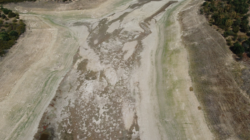 Kış aylarında başlayan kuraklığın yaz aylarında etkisini artırarak devam ettiğine değinen Uzun, 'Hatırladığım kadarıyla 2014 yılında bir kuraklık yaşamıştık. Ancak göletin dibinde su dağıtımını sağlayan bacanın yanına gidilemiyordu. Şimdi kuraklık nedeniyle bacanın yanına gidiyoruz.' dedi.