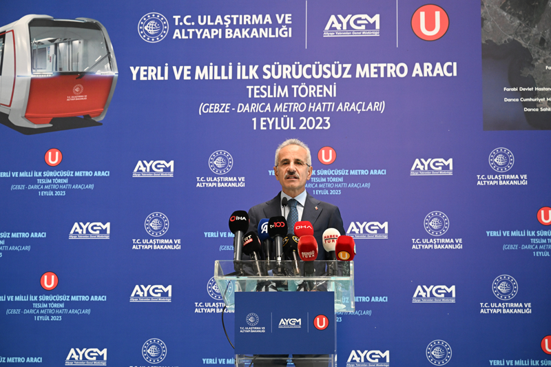 <p>Uraloğlu, buradaki konuşmasında, Bakanlık olarak hayata geçirdikleri tüm projelerde yerlilik ve milliliği ön planda tuttuklarına dikkati çekerek, ülkenin geleceğini, yerli üretim, yüksek teknoloji ve küresel marka olmak üzere 3 ana başlık altında ele aldıklarını dile getirdi. </p>