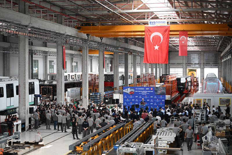 <p>Uraloğlu, Bozankaya AŞ'nin, Türkiye'de raylı sistemler sektörünün gelişimine büyük katkı sağladığının altını çizerek, şunları kaydetti:</p>