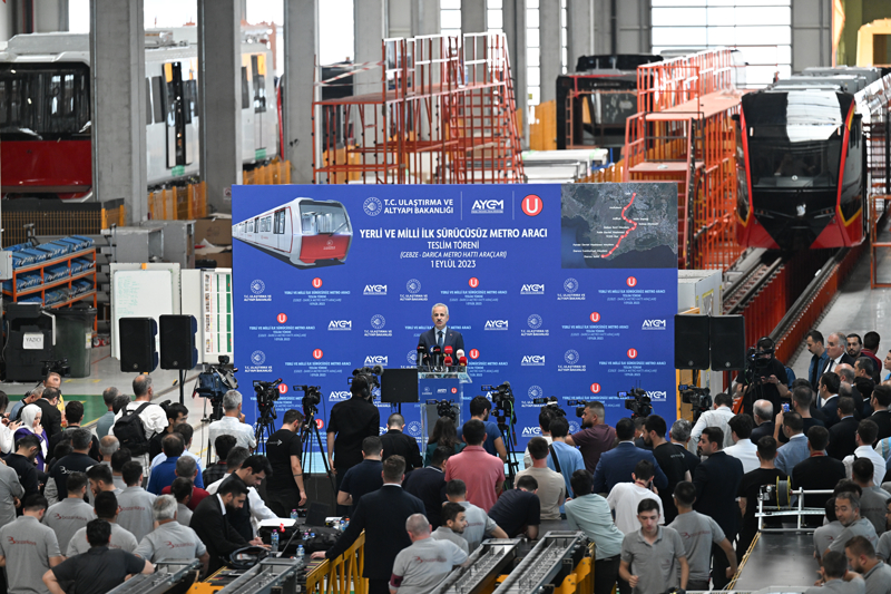 <p>Bakan Uraloğlu, 'Gebze OSB-Darıca Sahili Hattı için özel olarak tasarlanan sürücüsüz metro aracımız da milli teknoloji vizyonumuzun en güzel örneklerinden ve ürünlerinden biri olmuştur.' dedi.</p>