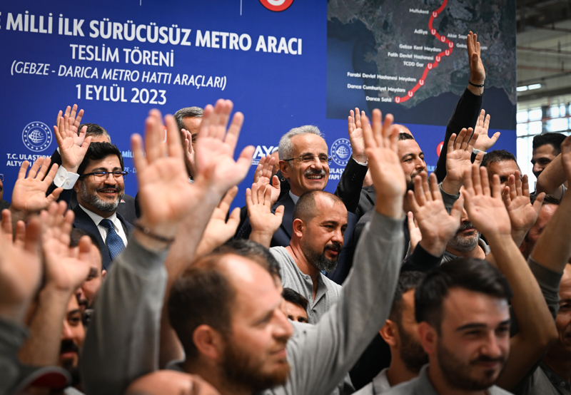 <p>Bozankaya gibi yenilikçiliği kendine düstur edinen gelişime açık farklılığı yakalayan firmalarımızla birlikte ülkemizin aşamayacağı sınır, açamayacağı yol olmadığı kanaatindeyim.'</p>