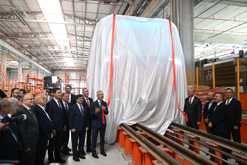 <p>Uraloğlu, her biri 4 araçtan oluşan ve 7 set halinde üretimleri tamamlanacak 28 araçlık ilk setin imalat ve fabrika testlerinin tamamlandığını belirterek, şu bilgileri paylaştı:</p>