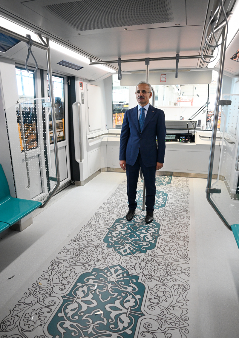 <p>Uraloğlu, gelişen ihtiyaçlara cevap verecek şekilde bisiklet, scooter bağlama alanları ve şarj üniteleri gibi donanımların da eklendiğine işaret ederek, bakım ve işletme süreçleri de düşünülerek, az bakım gerektiren, kolay erişilebilen ekipman seçimleri yapıldığını söyledi.</p>