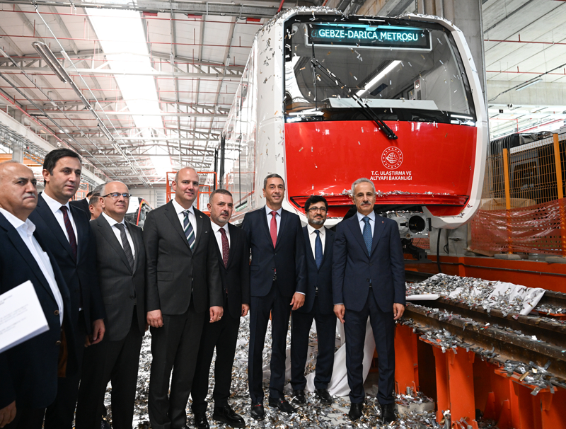 <p>Metro araçlarında güncel teknoloji ve imkanlar kullanılarak, yolcu konforunu ve aracın verimliliğini artıran birçok yenilik kullanıldığına dikkati çeken Uraloğlu, çevre dostu tasarımla, enerji tüketiminin iyileştirildiğini, ergonomik yolcu tasarımı yapılarak ferah bir iç mekan oluşturulduğunu anlattı.</p>