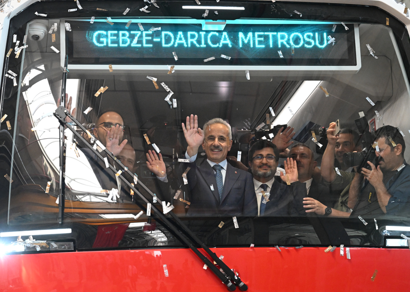 <p>- 'TÜRASAŞ'ı Orta Doğu'nun en büyük raylı sistem araç üreticisi haline getirdik'</p><p>Kağıthane-İstanbul Havalimanı Metro Hattı'nda, Bakanlığın destekleri, ASELSAN'ın işbirliğiyle ilk defa yerli ve milli imkanlarla geliştirilen sinyalizasyon sisteminin kullanıldığını dile getiren Uraloğlu, burada edinilen deneyimlerle metro inşalarında yeni bir döneme girdiklerini anlattı.</p><p>Uraloğlu, TÜRASAŞ'ı Orta Doğu'nun en büyük raylı sistem araç üreticisi haline getirdiklerinin altını çizerek, 'Uluslararası standartlarda, yeni nesil lokomotifler, dizel ve elektrikli tren setleri ve motorları, yolcu ve yük vagonları, tren kontrol yönetim sistemi gibi ana ve kritik ürünleri kendimiz üretiyoruz.' dedi.</p>