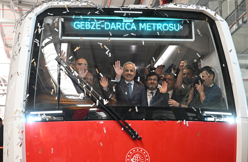 <p>- 'TEKNOFEST ile adeta bir teknoloji bayramı yaşanıyor'</p><p>Türkiye'nin ilk ve tek havacılık, uzay ve teknoloji festivali TEKNOFEST hakkında da konuşan Uraloğlu şöyle devam etti:</p><p>'TEKNOFEST ile adeta bir teknoloji bayramı yaşanıyor. Milli teknoloji hamlemizin somut örneklerini bir bir yerinde görüyoruz. TEKNOFEST, özellikle gençlerimizin ilgisini kazanmayı başarmış ve ülkemizin parlak geleceğine atılan büyük bir adım olmuştur. Çağın gerektirdiği bütün donanımlara sahip olmak için var gücüyle çalışan ve her adımını planlayarak geleceğe küresel oyuncu olarak ilerleyen Türkiye'nin sesini tüm dünyaya duyurmuştur.'</p>