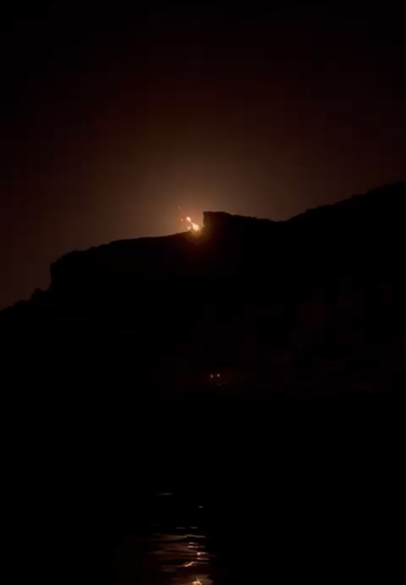 <p><b>ELAZI�</b></p><p>Elaz�� semalar�nda gece saatlerinde beliren sebebi bilinmeyen ���k h�zmesi, g�renleri �a�k�na �evirdi. I��k sa�an cismi g�renler cep telefonlar�na sar�ld�. Ayn� g�r�nt�ler sosyal medyadan canl� yay�n yapan bir ki�inin kay�tlar�na da yans�d�. Cisim d��t�kten sonra ise y�ksek d�zeyde bir ses duyuldu.</p><p>Mavi ve k�rm�z� ���k sa�an cismin meteor olma ihtimali �zerinde duruluyor.</p>