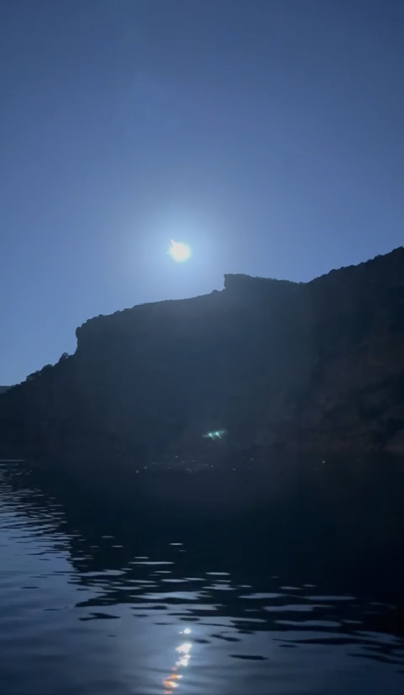 <p>Cismi ��plak g�zle g�zlemlediklerini belirten bir vatanda� korktuklar�n� s�yledi. �evre illerden de g�zlemlendi�i ileri s�r�len cismin meteor olup olmad��� konusunda ise hen�z bir resmi a��klama yap�lmad�.</p>