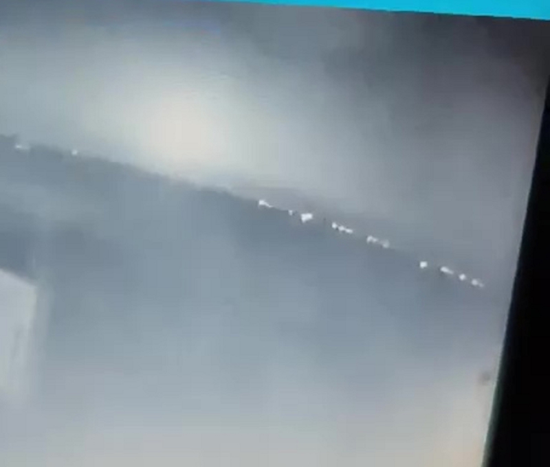 <p><b>HATAY</b></p><p>Hatay'�n K�r�khan il�esi Karadurmu�lu b�lgesinde g�ky�z�nde bir cismin alev ald��� g�r�nt�ler g�venlik kameras�na yans�d�. G�r�nt�lere yans�yan cismin meteor oldu�u d���n�l�rken ekipler konuyla ilgili ara�t�rma �al��malar�n� s�rd�r�yorlar.</p><p>�te yandan cismin g�ky�z�nde ilerledi�i anlar Gaziantep, Diyarbak�r, Malatya, Elaz��, �anl�urfa ba�ta olmak �zere �evre illerde de g�r�ld�.</p>