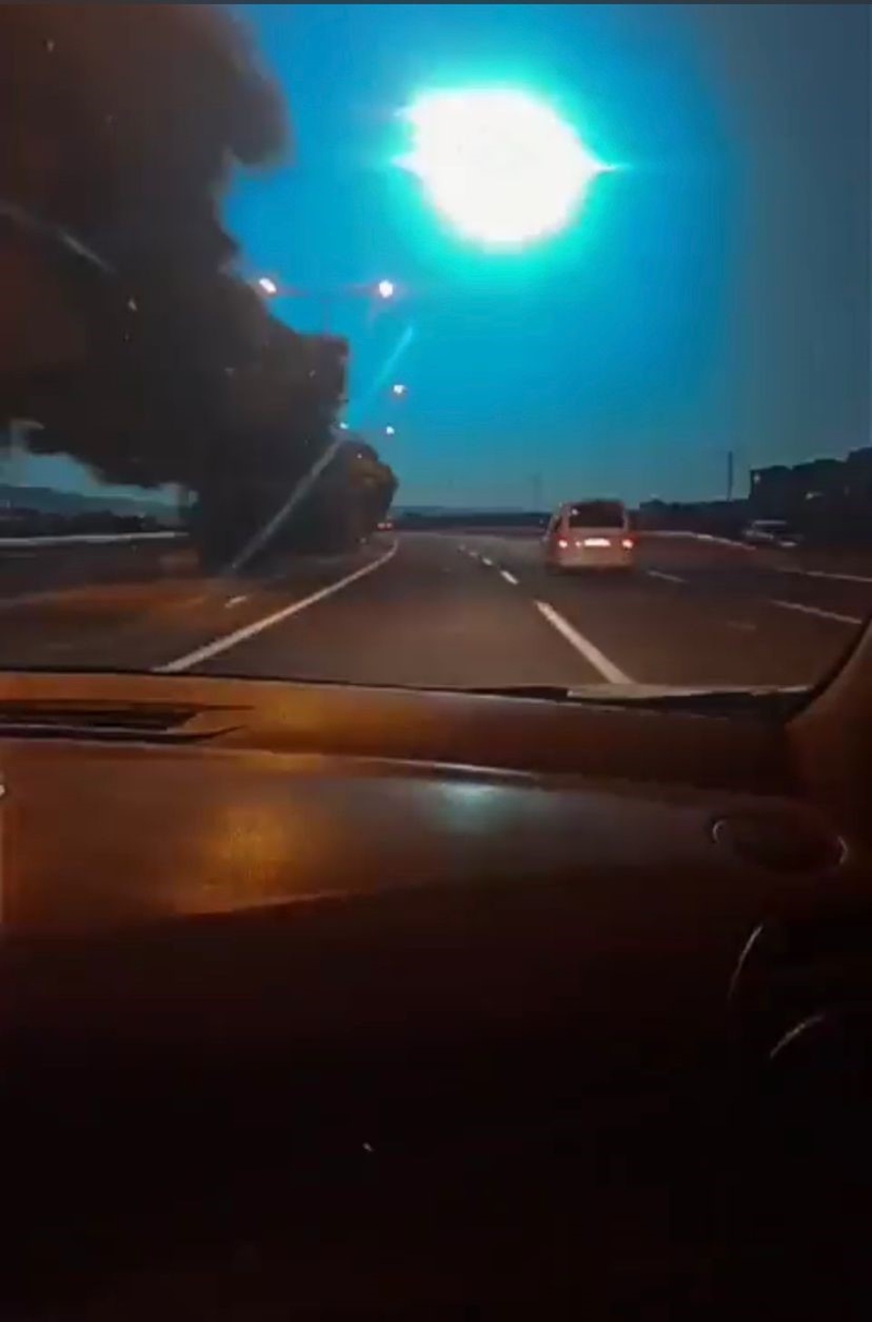 <p>D��me an�nda cisim par�alara b�l�n�rken, g�ky�z� maviyle kapland�.</p>