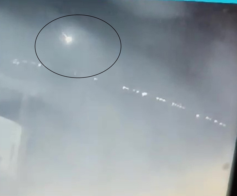 <p><b>D�YARBAKIR</b></p><p>T�rkiye'nin bir�ok noktas�nda g�r�len ve meteor oldu�u de�erlendirilen cismin d��me an�, Diyarbak�r'�n E�il il�esinde baraj g�l� �zerinde bir vatanda� taraf�ndan telefon kameras�yla saniye saniye kaydedildi.</p>