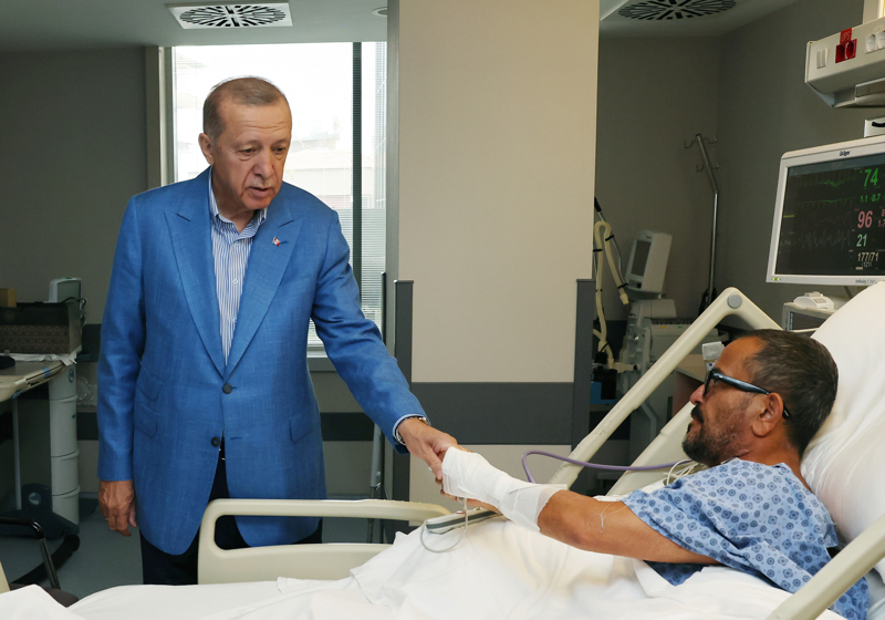 <p>ifte 'Gemi olsun' dileklerini ileten Erdoan, doktorlardan durum hakknda bilgi ald.</p>