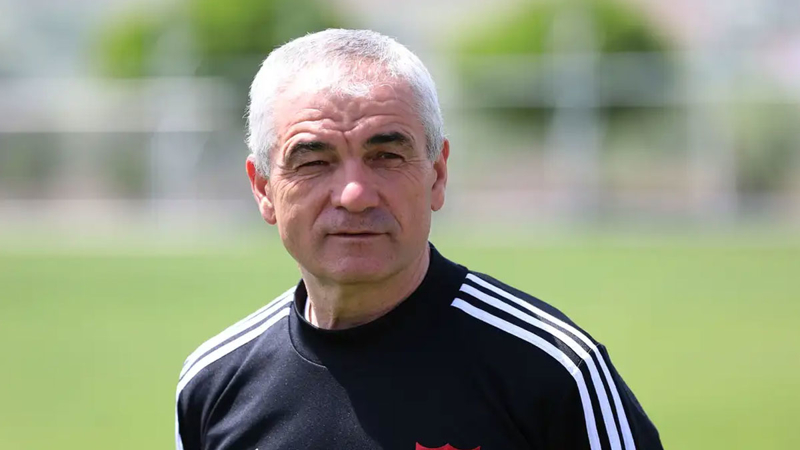 <p>Rıza Çalımbay</p><p>Takımı: Beşiktaş</p><p>1980-1996</p>