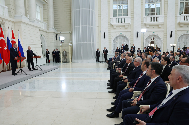 <p>Reuters: Putin, Soi'deki zirvede Erdoan ile yapt grmeden sonra yeni tahl anlamas giriimini konumaya ak olduu mesajn verdi. Erdoan ise Karadeniz tahl anlamasnn yakn zamanda salanabileceini ve anlamann yeniden canlandrlacan dndn dile getirdi.</p>