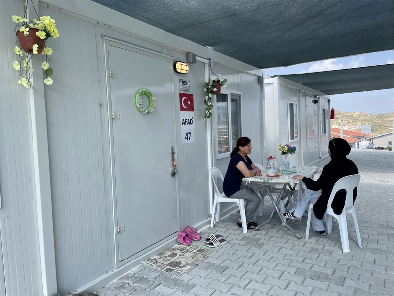 <p>Masatlı, klimaya ek olarak 33 bin 124 vantilatörün de yaz mevsimi başlangıcından beri vatandaşlara dağıtıldığını aktardı.</p>