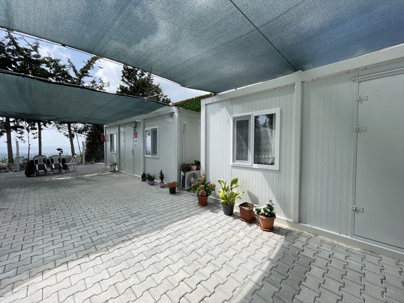 <p>'Oturuma açık olan 158 konteyner kentimizde 47 bin 772 ailemizi misafir etmekteyiz. Konteyner kent yapımı için 5 alanın daha proje çalışmaları devam ediyor. Tüm çalışmalar tamamlandığında 221 konteyner kent alanında ulaşacağımız nihai konteyner sayımız 77 bin olacak. Vatandaşlarımıza sıcaklarda konforlu yaşam alanı sunmak için konteynerlerimize klima dağıtımı yapıyoruz. Bu zamana kadar 1293'ü şehit yakınlarımız, gazilerimiz ve engelli bireylerimiz, 34 bin 745'i konteyner kent olmak üzere toplamda 36 bin 38 klima dağıtılmış olup 13 bin 606 klimanın da planlaması yapılmış ve sevkiyatı bekleniyor. Sevkiyatı tamamlanan klimaların da vatandaşlarımıza dağıtımı ve montajı vakit kaybedilmeden gerçekleştirilecek.'</p>