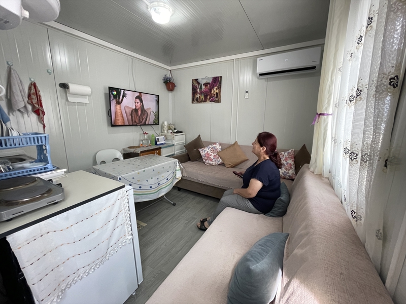 <p>Her konteynere aile-birey sayısına göre battaniye, yatak ve nevresim takımı tahsisi yapıldığını da ifade eden Masatlı, yine kış mevsiminde kullanılmak üzere radyatör dağıtımlarının da gerçekleştirildiğini belirtti.</p>