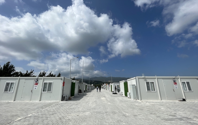 <p>Kurtdere, evinden kurtardığı çiçeklerle donattığı konteynerinde kendini evinde gibi hissettiğini belirterek, 'Buraya adapte olup, sevip, benimseyip kalabilmek için çiçeklerimi burada görmem gerekiyor. Konteynerimden çok memnunum, eşyalarımız, klimamız var çok şükür, sağ olsun devletimiz bunlara el attı. Rahat uyuyoruz. Buradaki yönetimden de çok memnunuz. Hepsi çok iyi insanlar, çok iyi ilgileniyorlar.' değerlendirmesinde bulundu.</p>