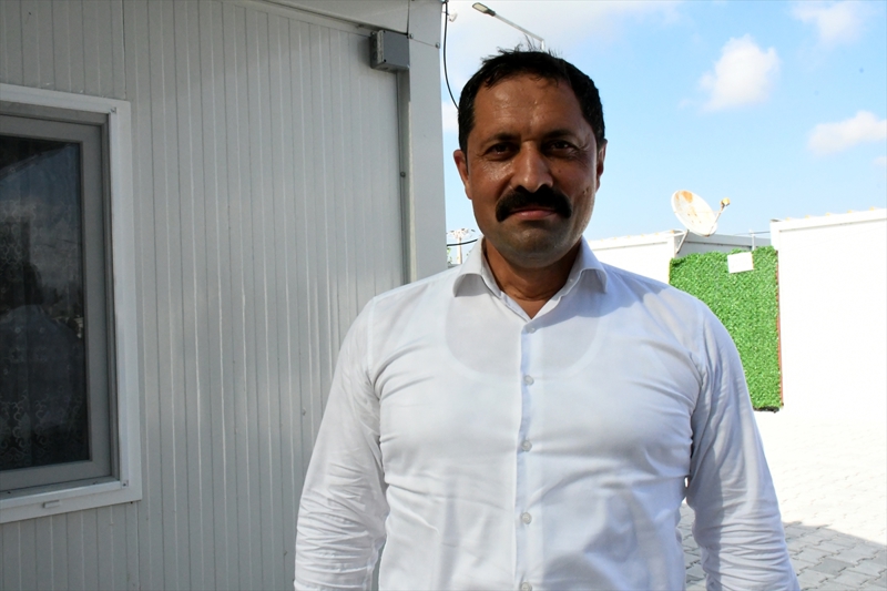 <p>Samandağ ilçesindeki Gastronomi Konteyner Kenti'nde konaklayan 60 yaşındaki Hilal Kurtdere depremde evini kaybettiğini, yaklaşık 2 hafta önce de buradaki konteynere eşi ve oğluyla yerleştiklerini anlattı.</p>