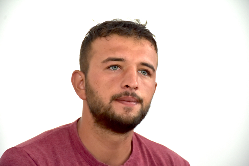 <p>Yamurun dinmesini beklemek iin yaknlardaki bir akaryakt istasyonuna girdiklerini ifade eden Balcan, 'Durur durmaz arabann sol tarafndan bir kaya arpt, sa kap ald. Eim ve kzm dtler.' dedi.</p>