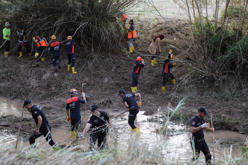 <p><b>'EN AZINDAN BR MEZARI OLSUN'</b></p><p>Anne Hayriye Balcan da akaryakt istasyonuna girdikten sonra telefonla kaynpederine haber verdiini belirterek, 'Aracmzda telefonla yardm isterken o anda kap alnca bebekle birlikte dtm. Defalarca takla attm. Bebeim kucamdayd ama sonra gitti. 'ifadesini kulland.</p>
