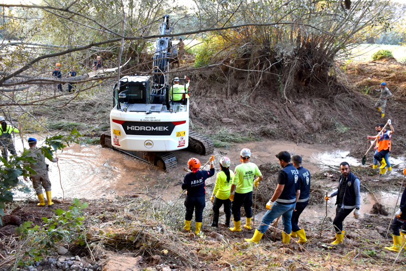 <p>Aksaray'n Kirelik mevkisinde 3 Austos Pazar akam meydana gelen selde 1 kii hayatn kaybetmi, 14 kii kurtarlm, kaybolan 3 aylk Asel Balcan iin arama kurtarma almalar balatlmt.</p>