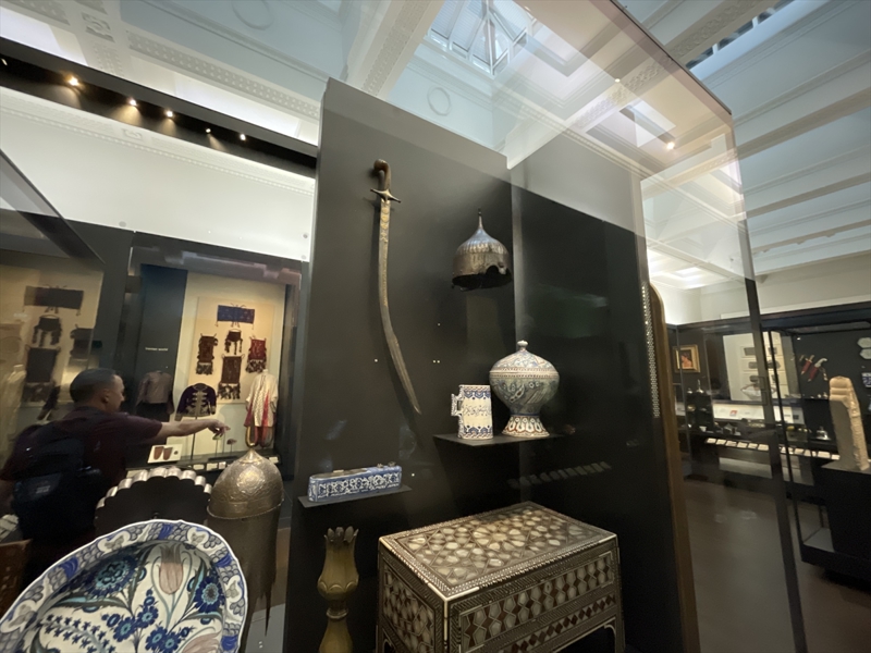 <p><b>- �al�nt� haberleri �lkeleri harekete ge�irdi</b></p><p>�al�nt� haberlerinin ard�ndan K�lt�r ve Turizm Bakanl��� Ka�ak��l�kla M�cadele Dairesi Ba�kan� Zeynep Boz, D��i�leri Bakanl��� arac�l���yla m�zeye mektup yollad�.</p>