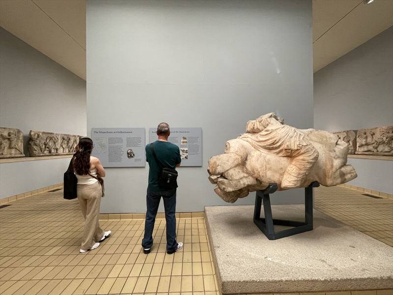 <p>�ngiliz arkeolog, diplomat ve ara�t�rmac�lar�n y�llarca arkeolojik kaz�, koleksiyon ya da ka�ak��l�k yoluyla elde etti�i tarihi eserler aras�ndaki M�s�r firavunlar�na ait mumyalar, hazineler, antik Roma ve Yunan medeniyetine ait heykeller, Amerikan yerlilerine ait silah ve tak� gibi e�yalar, her k�taya ve medeniyete ayr�lm�� salonlarda sergileniyor.</p>