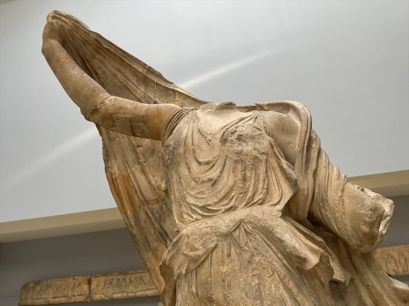 <p>�ngiltere ise talepler kar��s�nda, eserlerin Londra'da daha iyi korundu�unu, zaman�nda resmi izinlerle getirildi�ini ve s�z konusu �lkelerin tan�t�m�na katk� sa�lad�klar�n� iddia ederek istekleri geri �eviriyor.</p>