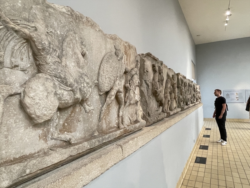 <p><b>- Mu�la'ya �zel b�l�mler var</b></p><p>British Museum bug�n hem �ngiltere hem de d�nyan�n en �nemli arkeoloji, k�lt�r ve sanat m�zesi olarak biliniyor. Y�ll�k ortalama 6 milyon ziyaret�i a��rlayan m�zedeki eserlerin b�y�k �o�unlu�unu ise d�nyan�n farkl� yerlerinden getirilen �nemli tarihi eserler olu�turuyor.</p>